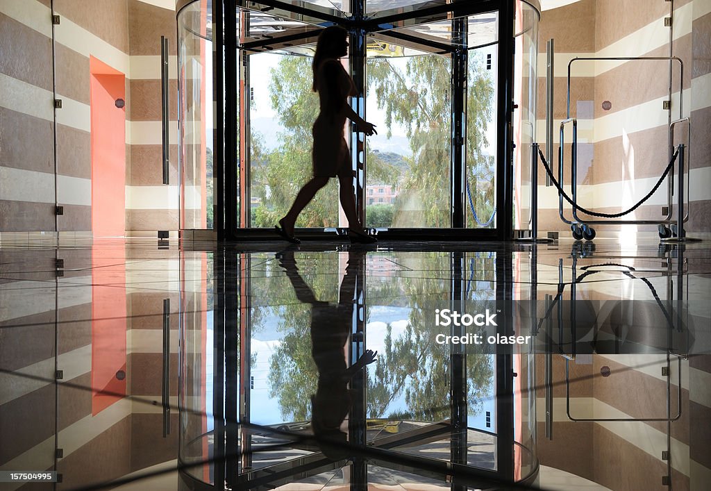 Entrée de l'hôtel en marbre et en acier. - Photo de Hall d'accueil libre de droits