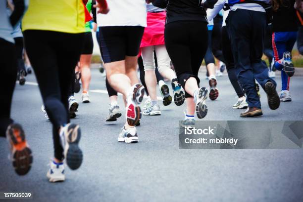 Foto de De Corrida e mais fotos de stock de Adulto - Adulto, Atividade, Atividade Recreativa