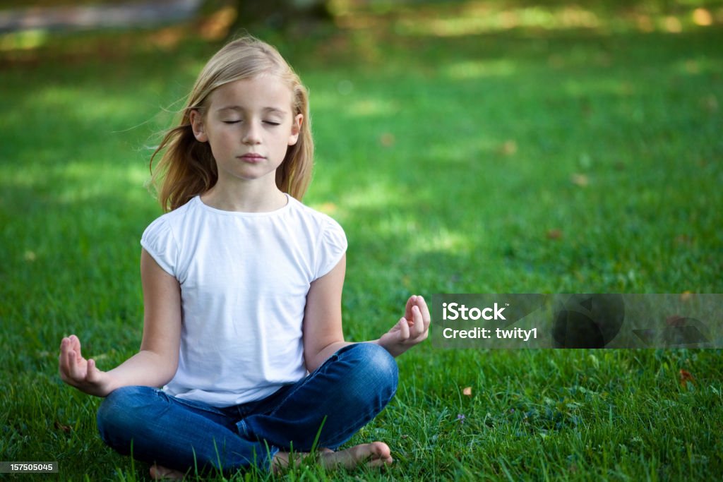 Niña meditar Little - Foto de stock de Meditar libre de derechos