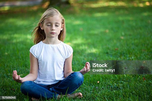 Niña Meditar Little Foto de stock y más banco de imágenes de Meditar - Meditar, Niño, Color - Tipo de imagen