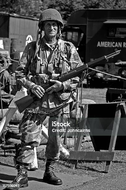 Photo libre de droit de Nous Soldat Abris Antiaériennes banque d'images et plus d'images libres de droit de Fusil Garand M1 - Fusil Garand M1, Seconde guerre mondiale, Soldat
