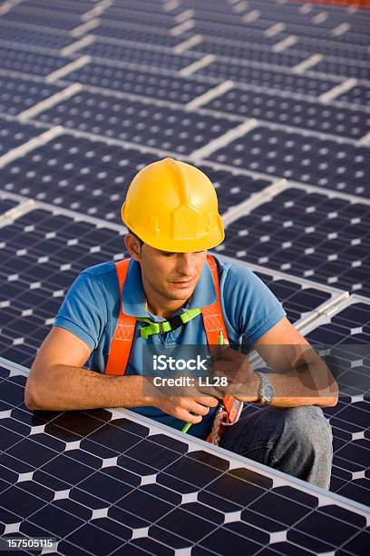 Arbeiter In Einem Photovoltaic Farm Stockfoto und mehr Bilder von Sonnenkollektor - Sonnenkollektor, Unterschicht-Stereotypen, Arbeiter