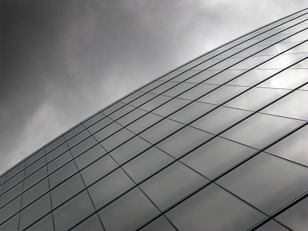 Architecture moderne à la façade de verre, qui reflètent les nuages. - Photo