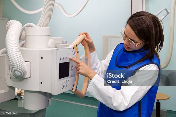 Foto de Radiologista Jovem Trabalhando Com Moderna Máquina De Raios X e mais fotos de stock de Clínica Médica