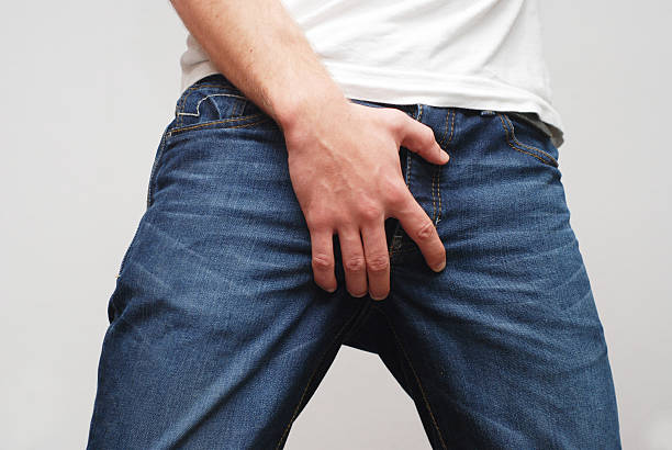 uomo proteggere la sua ballbag scroto - human groin foto e immagini stock