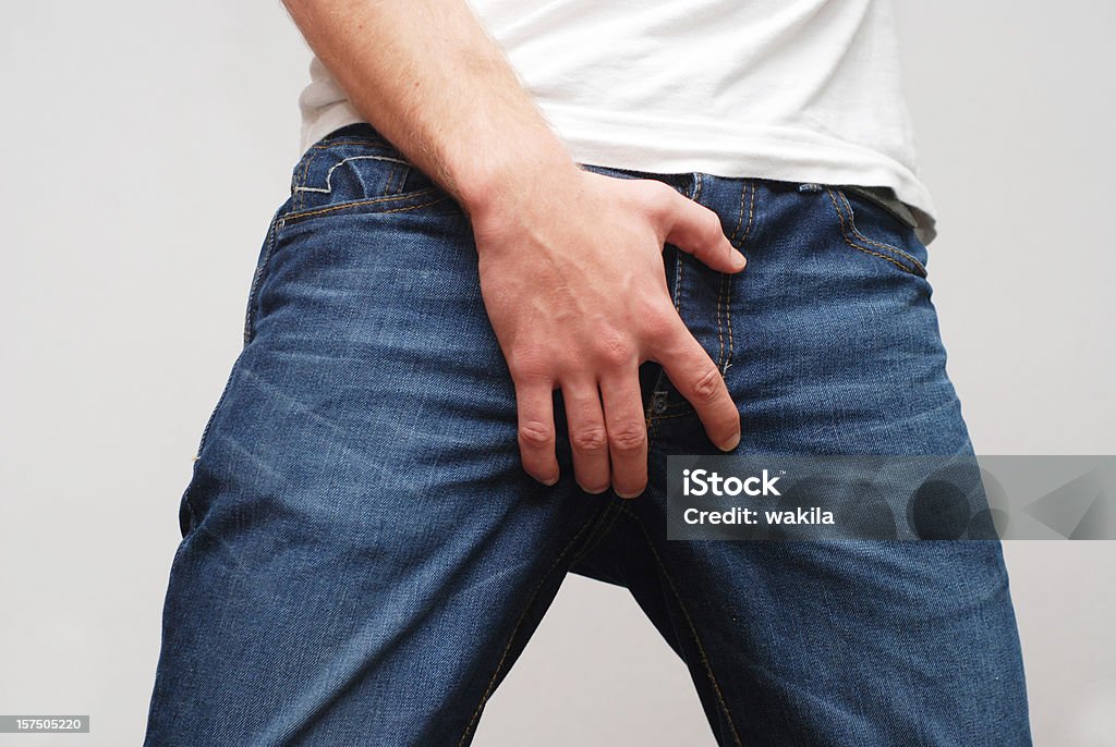 Homem proteger sua ballbag scrotum - Foto de stock de Virilha Humana royalty-free