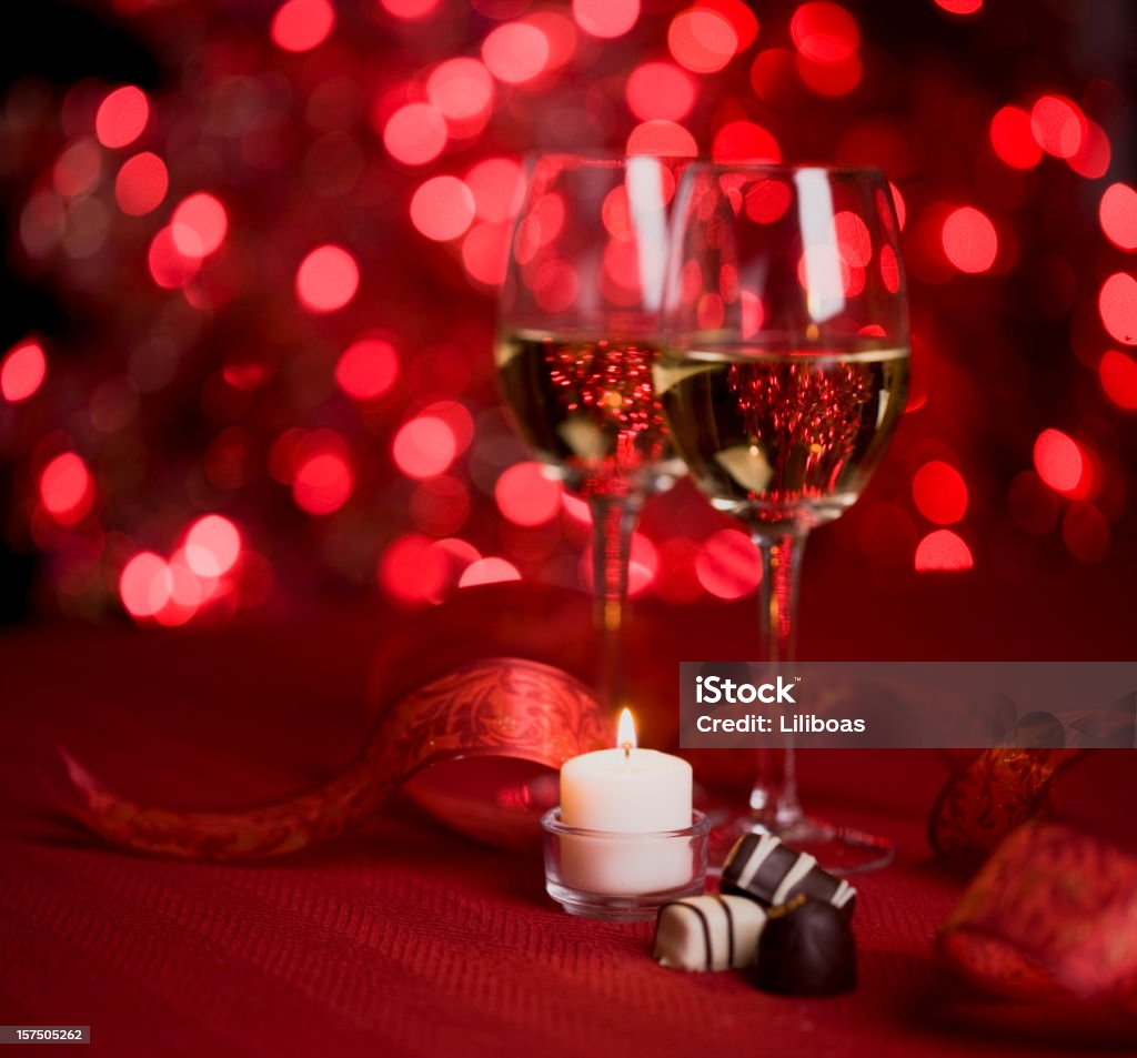 Vinho e Chocolates, uma vela - Foto de stock de Dia dos Namorados royalty-free