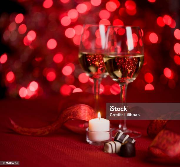 Foto de Vinho E Chocolates Uma Vela e mais fotos de stock de Dia dos Namorados - Dia dos Namorados, Amor, Chama