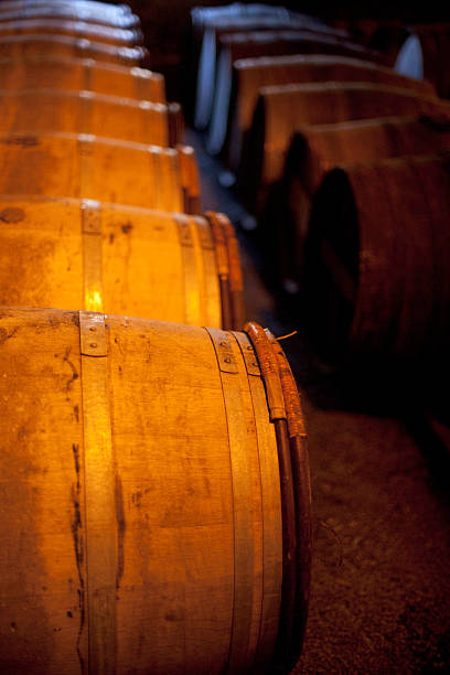 casks スコッチウィスキーの蒸留酒製造所。 - whisky barrel distillery hard liquor ストックフォトと画像