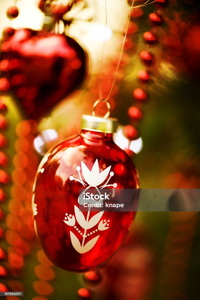 Christmas bauble Zbliżenie wiszące w drzewo - Zbiór zdjęć royalty-free (Bombka)