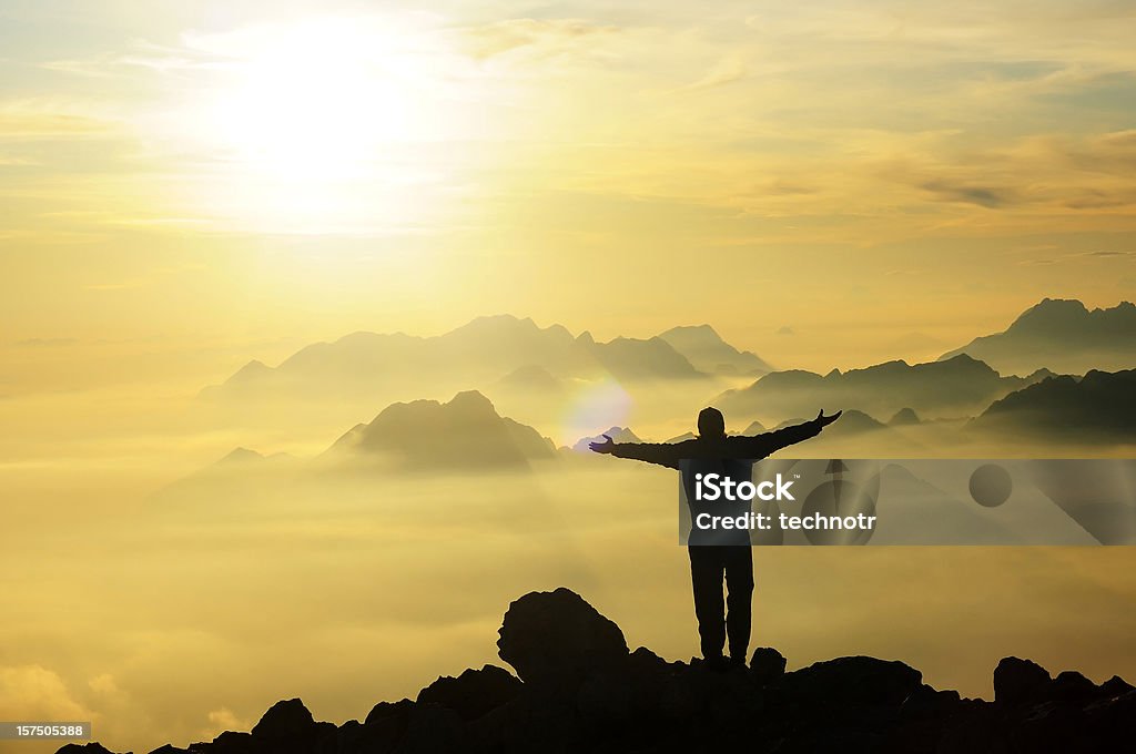 Homme au sommet de la montagne - Photo de Alpes européennes libre de droits