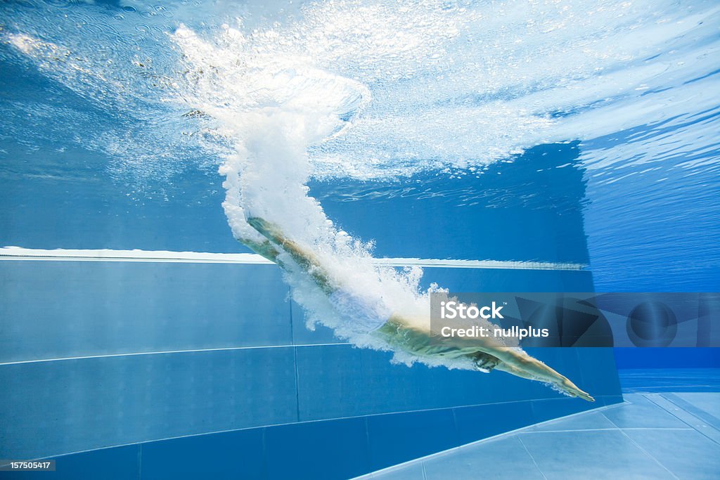 Подводный вид на человек, прыжки в воду - Стоковые фото Бассейн роялти-фри