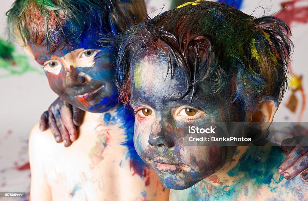 Dois rapazes coberta com tinta - Royalty-free Duas Pessoas Foto de stock