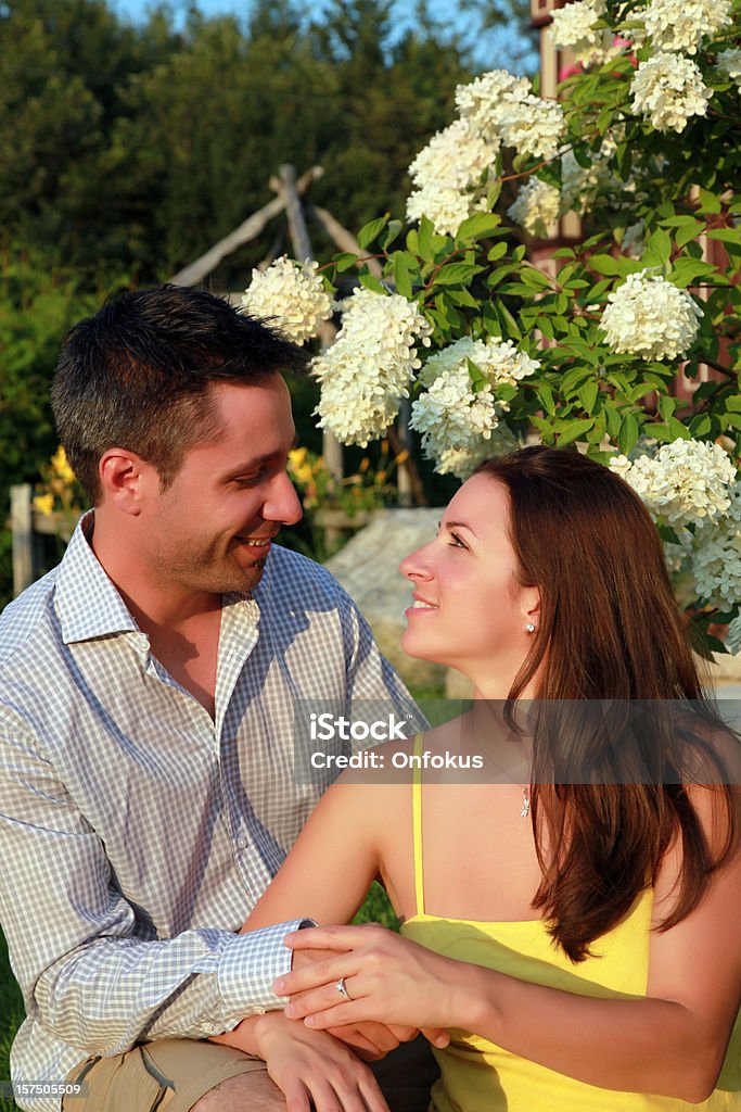 Heureux jeune Couple dans l'amour - Photo de 25-29 ans libre de droits