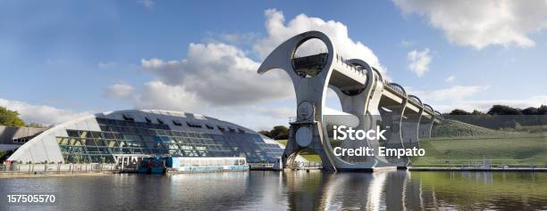 Falkirk Roda E Visitantes No Centro - Fotografias de stock e mais imagens de Escócia - Escócia, Ponto Turístico, Falkirk Wheel