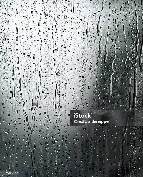 シャドーグレーの結露 - 雨のストックフォトや画像を多数ご用意 - 雨, ガラス, 窓