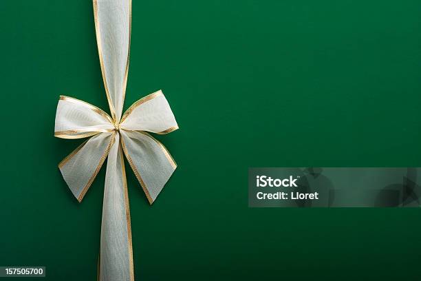 Regalo Con Arco Verde Foto de stock y más banco de imágenes de Regalo - Regalo, Lazo - Nudo, Cinta