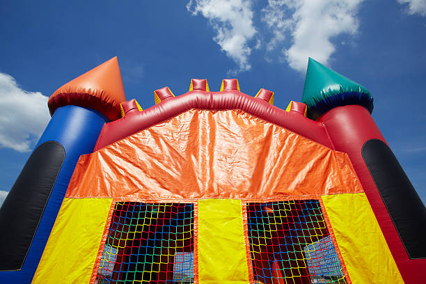 children's hüpfburg aufblasbarer jumper spielplatz - jollyjump stock-fotos und bilder