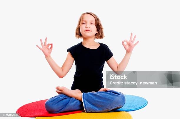 Jovem Em Yoga Pose De Meditação - Fotografias de stock e mais imagens de Raparigas - Raparigas, Fundo Branco, Criança