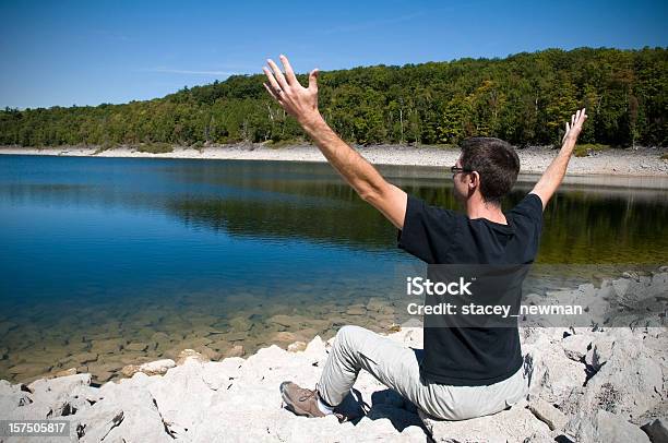 Ispirato Uomo In Ambiente Naturale Ambientalista - Fotografie stock e altre immagini di Acqua - Acqua, Adulto, Allegro