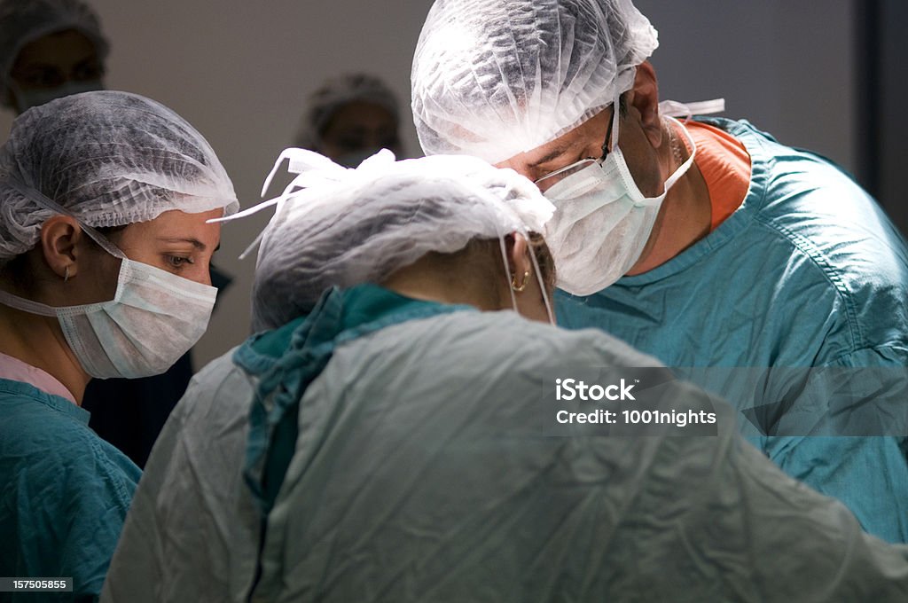 Médicos y enfermeras en la atención - Foto de stock de Accidentes y desastres libre de derechos