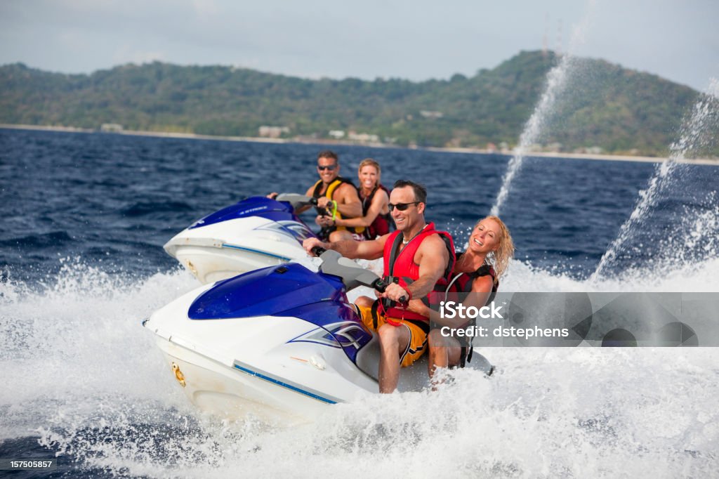 Adulto pareja montando motos de barcos - Foto de stock de Moto acuática libre de derechos