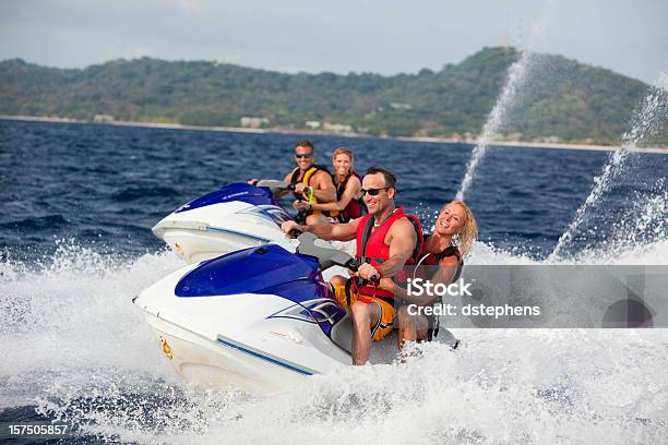 Adulto Pareja Montando Motos De Barcos Foto de stock y más banco de imágenes de Moto acuática - Moto acuática, Lancha a reacción, 30-39 años