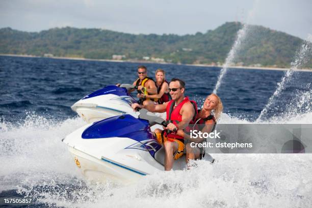 Photo libre de droit de Adulte Couple Riding Jet Bateaux banque d'images et plus d'images libres de droit de Faire du jet-ski - Faire du jet-ski, Moto des mers, Activité