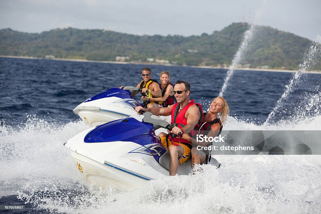 大人のカップルジェットボート - 水上バイクに乗るの��ロイヤリティフリーストックフォト