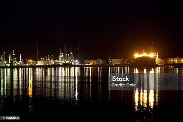 Supertanker Mit Petrochemischen Industrie Stockfoto und mehr Bilder von Abenddämmerung - Abenddämmerung, Abgas, Chemiefabrik