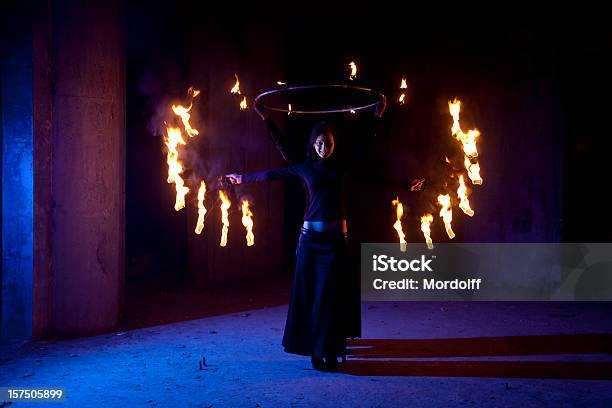 Fogo Performers Mulher Mostrando O Firebird - Fotografias de stock e mais imagens de Abstrato - Abstrato, Adulto, Artista