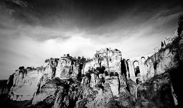 bergdorf in spanien-ronda - ronda spain rhonda bridge stock-fotos und bilder