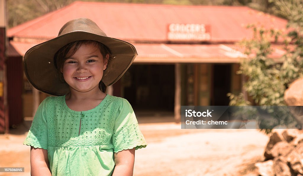 Szczęśliwa młoda dziewczyna w australian outback - Zbiór zdjęć royalty-free (Australia)