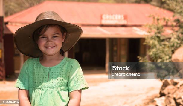 Mulher Jovem Feliz Na Austrália Deserto Australiano - Fotografias de stock e mais imagens de Austrália