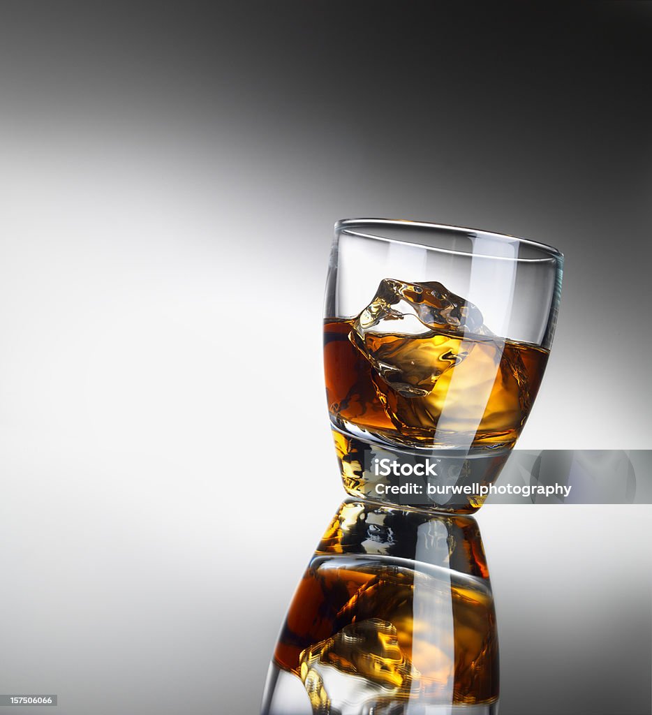 Pojedynczy Whiskey Szkło z refleksji i kopiować miejsca - Zbiór zdjęć royalty-free (Kieliszek)
