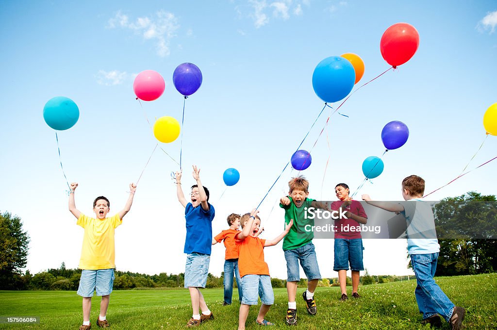 グループの男ジャンプし、お祝いの喜びに - 子供のロイヤリティフリーストックフォト