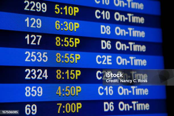 Consiglio Di Partenze Aeroporto Con I Numeri Di Porta Tempi Di Volo Pianifica - Fotografie stock e altre immagini di Aereo di linea