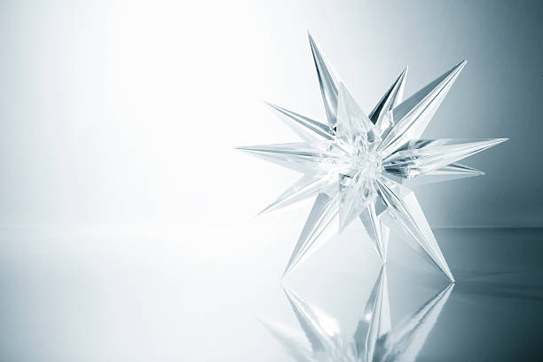 estrella de cristal. cristal de hielo ligeros arte de nieve de navidad copo de nieve - glass ornament fotografías e imágenes de stock