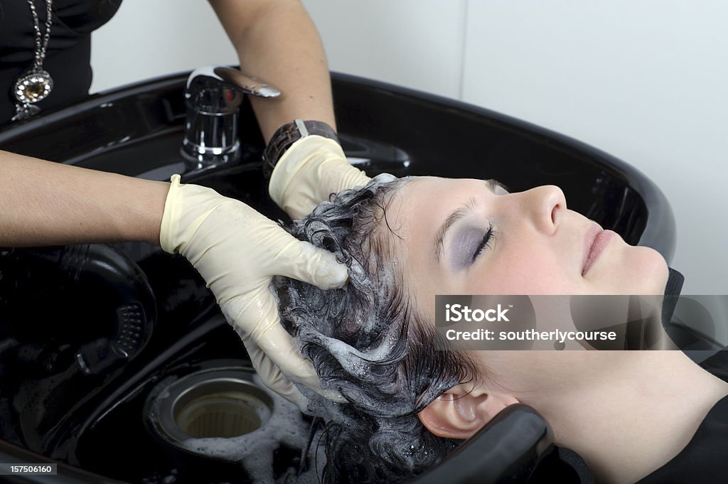 Junge Frau bei der Friseur - Lizenzfrei Haare waschen Stock-Foto