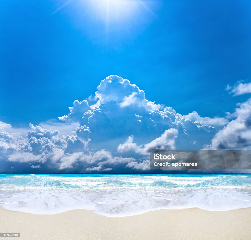 Sunrays na plaży - Zbiór zdjęć royalty-free (Dramatyczna sceneria)
