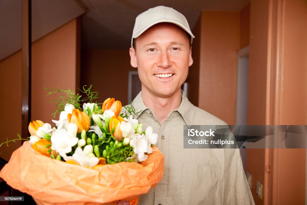 Entrega niño con flores en la puerta - Foto de stock de Servicio de entrega libre de derechos