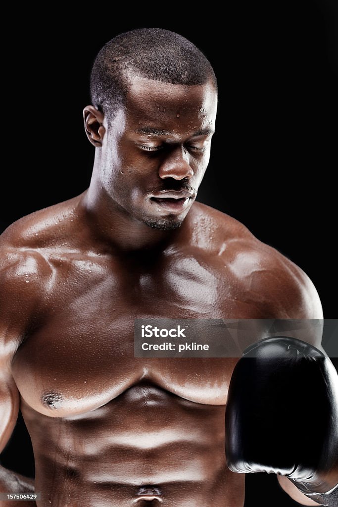 Boxer guardare in basso - Foto stock royalty-free di A petto nudo