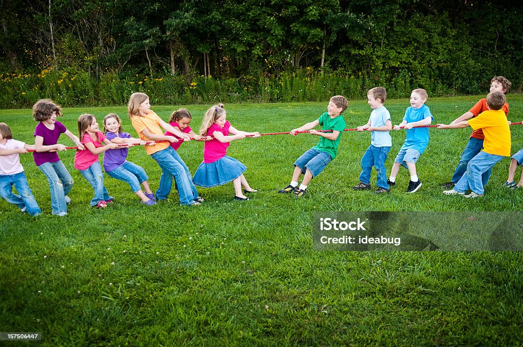 Niñas contra niños Tug-of-War Match - Foto de stock de Lucha de la cuerda libre de derechos