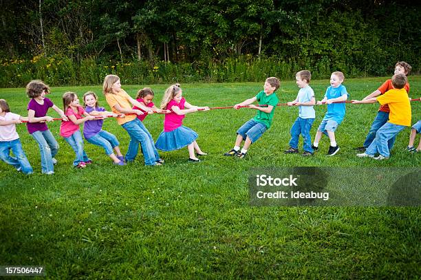 Niñas Contra Niños Tugofwar Match Foto de stock y más banco de imágenes de Lucha de la cuerda - Lucha de la cuerda, Niño, 4-5 años