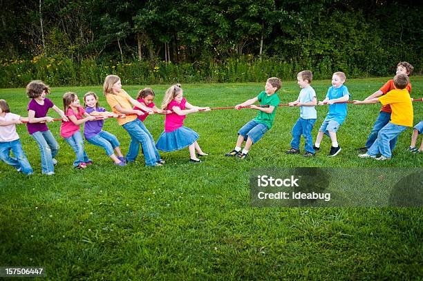 女の子と男の子綱引き一致 - 綱引きのストックフォトや画像を多数ご用意 - 綱引き, 子供, 4歳から5歳