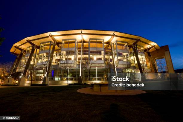 Kelowna Biblioteca Pública Foto de stock y más banco de imágenes de Kelowna - Kelowna, Columbia Británica, Arquitectura exterior