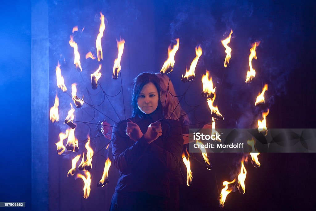 Dos mujeres en el humo azul de los artistas que se presentan contra incendios - Foto de stock de Pasatiempos libre de derechos