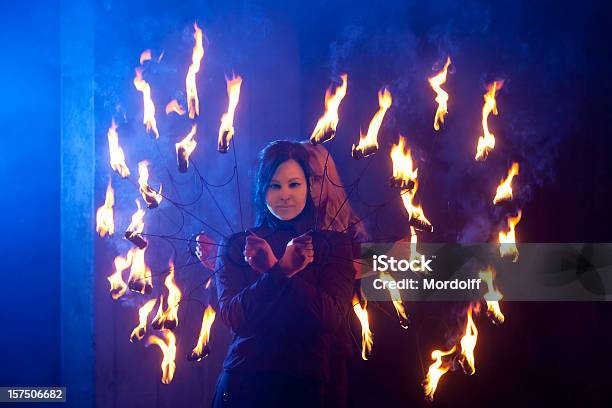 Dos Mujeres En El Humo Azul De Los Artistas Que Se Presentan Contra Incendios Foto de stock y más banco de imágenes de Pasatiempos