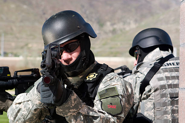 forze armate speciali squadra swat - rifle strategy military m16 foto e immagini stock