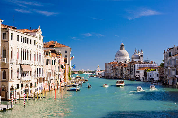 grand canal i bazyliki santa maria della salute w wenecji, włochy kościół - venice italy canal grand canal italy zdjęcia i obrazy z banku zdjęć